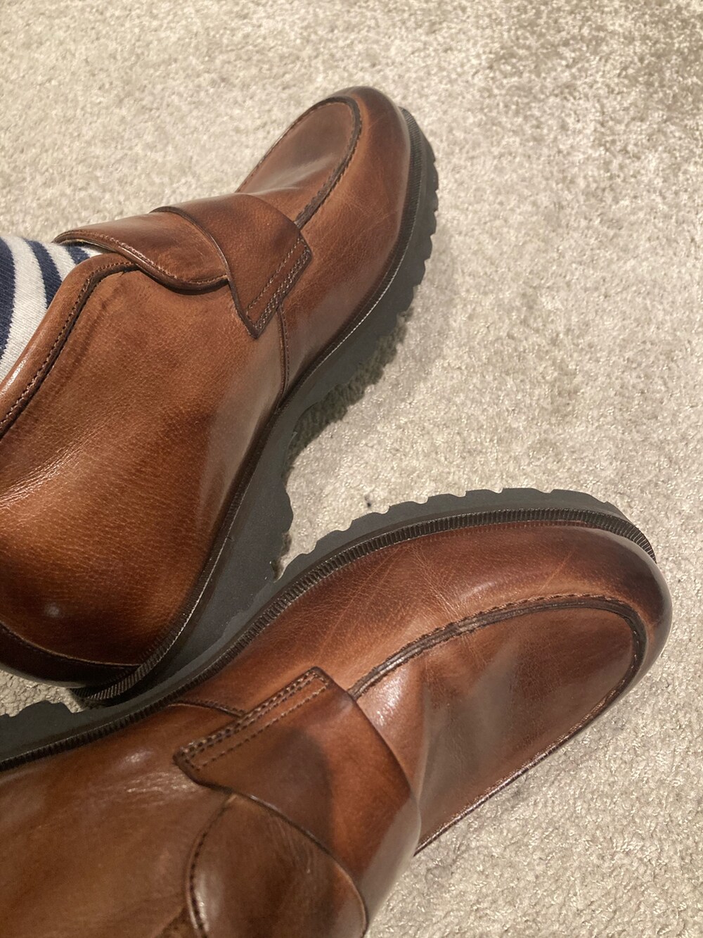 ブラック系のボディバッグ/ウエストポーチ、ブラウン系のブーツ、ブラック系のブーツを着用したメンズの冬コーディネートの4枚目の写真