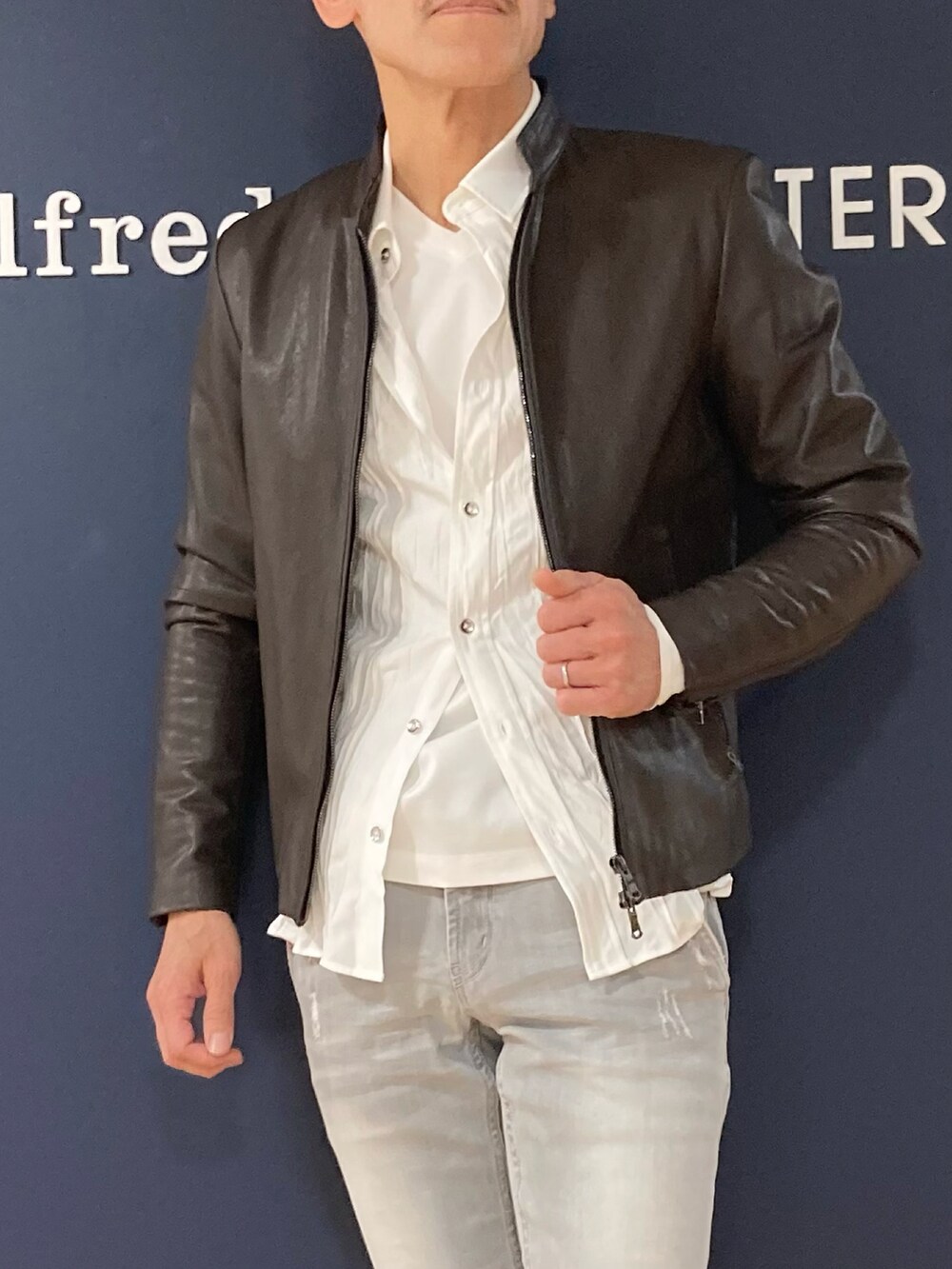 「ハイヒール、アルフレッド・バニスター(alfredoBANNISTER)、レザースリッポン、グレーデニム、レザージャケット、レザーブルゾン、ライタースジャケット、シングルライダース、レイヤードスタイル、オトナカジュアル」|「5351 POUR LES HOMMESの【23A/W】シングル レザージャケット(ライダースジャケット、ブラウン系)」を使った、nobgさん(メンズ・171cm)の冬コーディネートの3枚目の写真