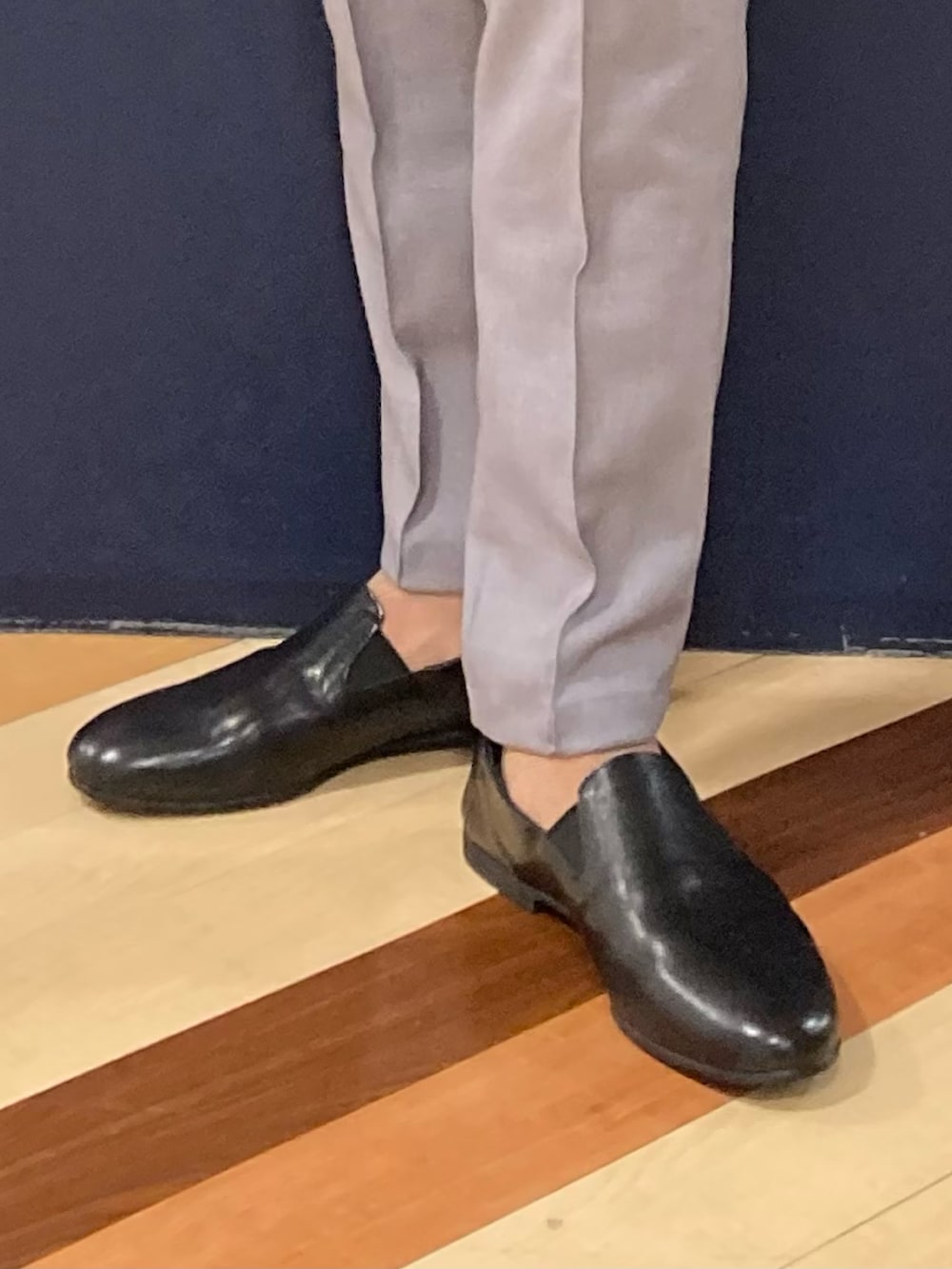 グレー系のその他パンツ、ホワイト系のデニムジャケット、ブラック系のTシャツ/カットソーを着用したメンズの春コーディネートの2枚目の写真