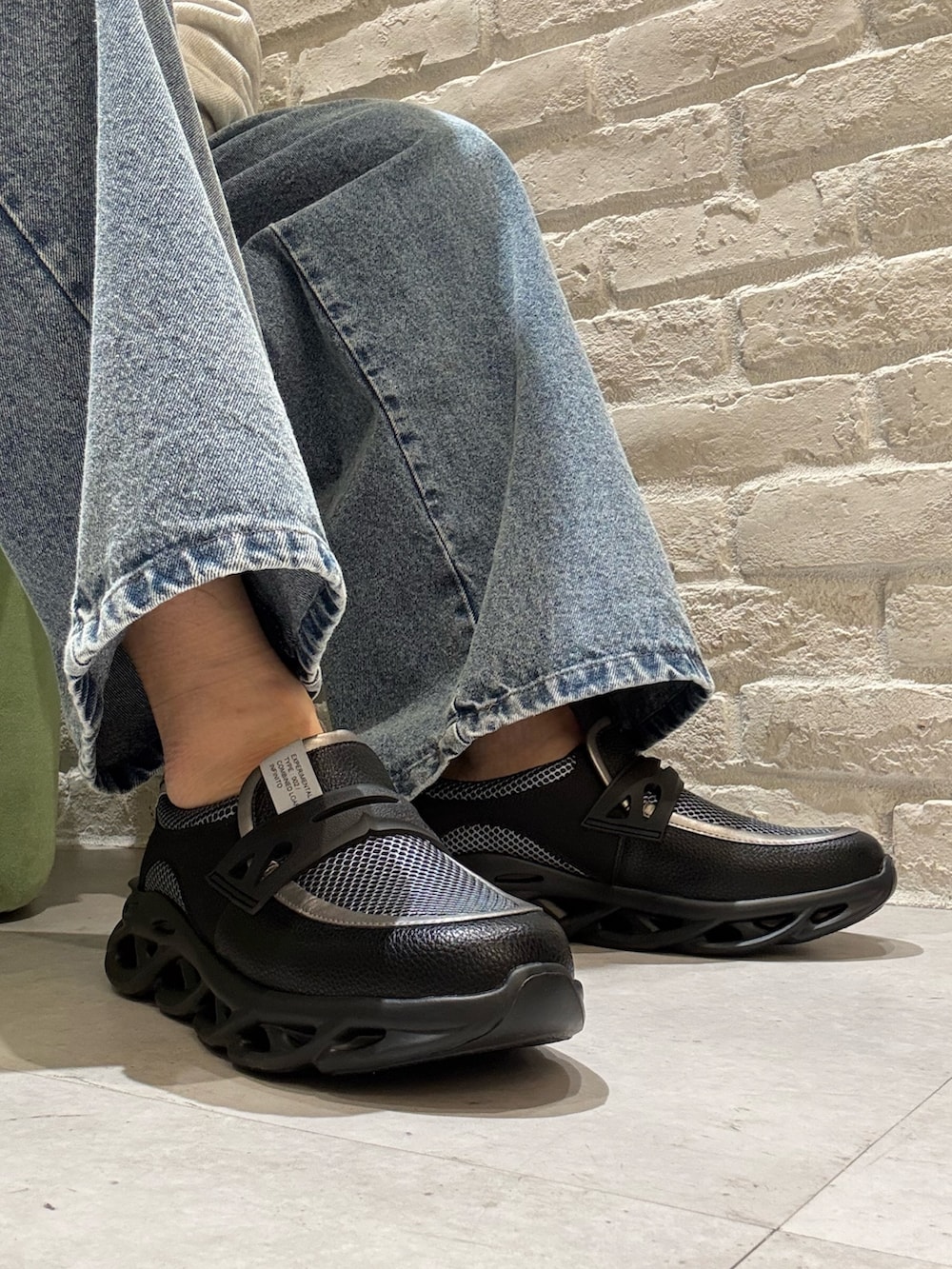 シルバー系のスニーカーを着用したメンズの春コーディネートの4枚目の写真