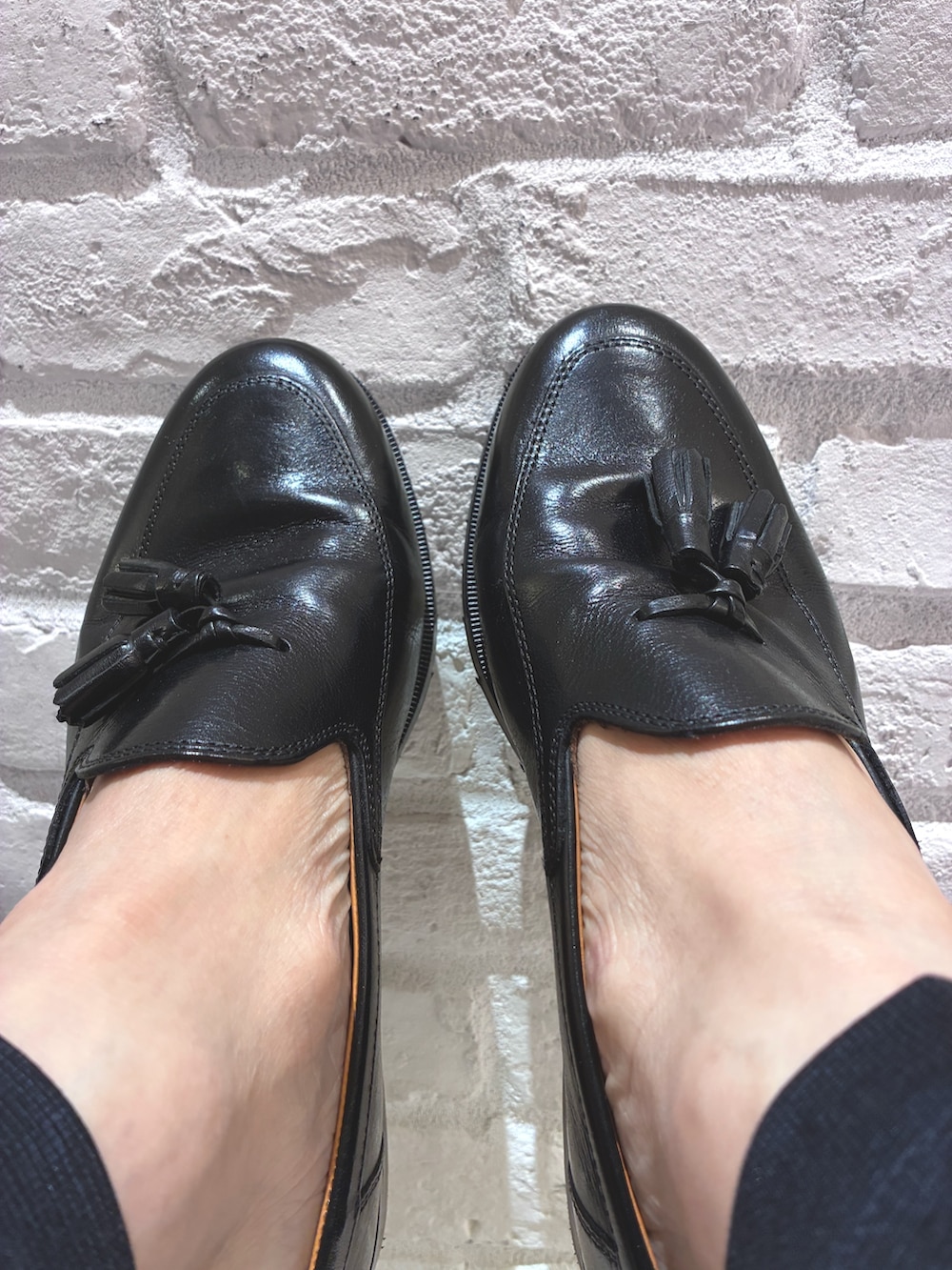 ブラック系のローファーを着用したメンズの秋コーディネートの4枚目の写真