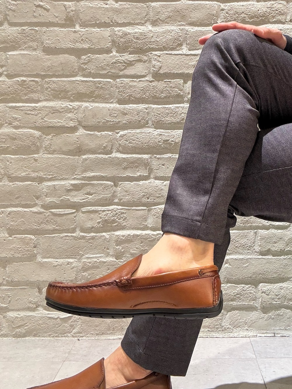 イエロー系のスリッポンを着用したメンズの冬コーディネートの2枚目の写真