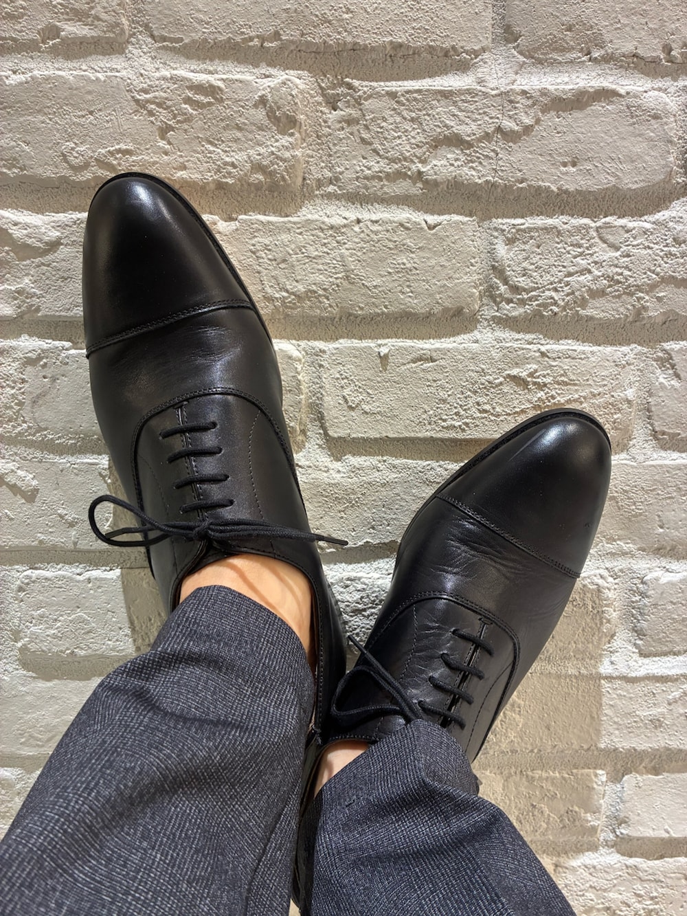 ブラック系のドレスシューズを着用したメンズの夏コーディネートの3枚目の写真