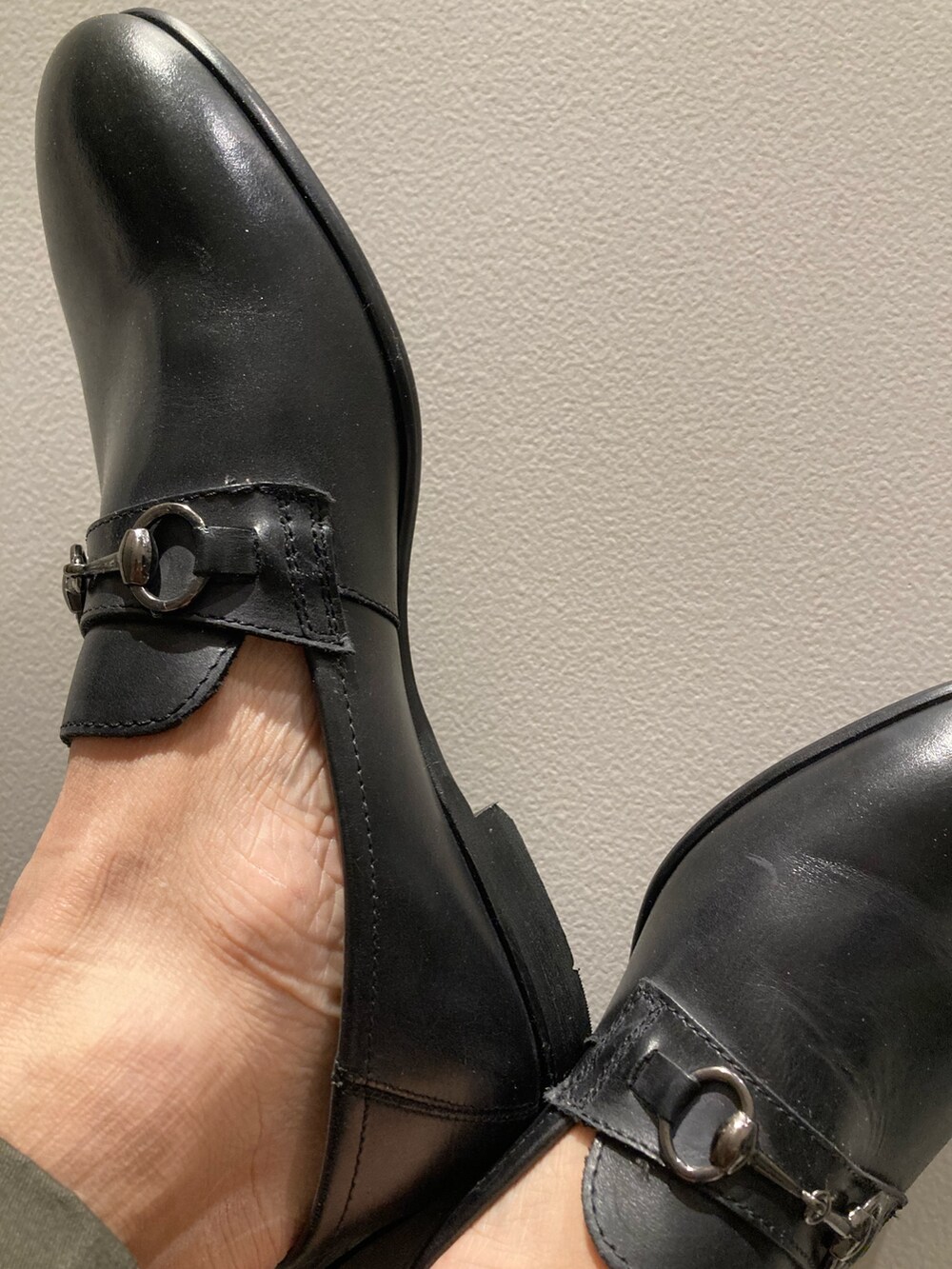 ブラック系のローファー、ブラック系のローファーを着用したメンズの冬コーディネートの3枚目の写真