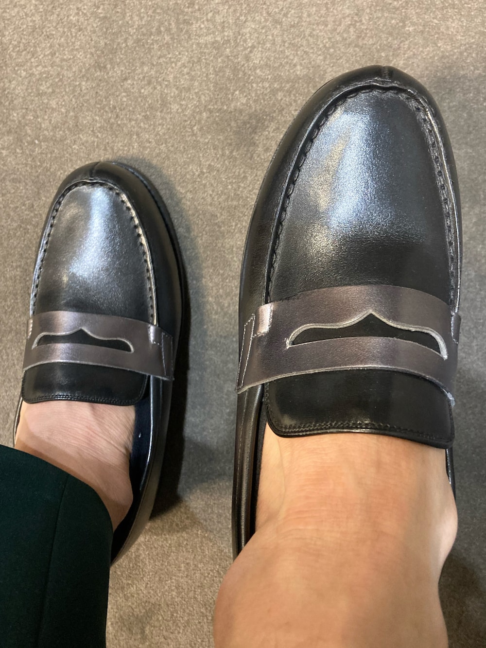 ブラック系のテーラードジャケット、ホワイト系のTシャツ/カットソー、グリーン系のその他パンツを着用したメンズの夏コーディネートの3枚目の写真