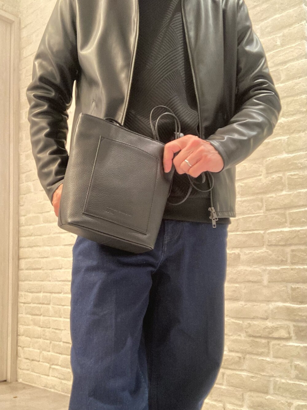 「ライダースコーデ、デニムスタイル、アルフレッド・バニスター(alfredoBANNISTER)、ショルダーバッグ、バッグ」|「alfredoBANNISTERのレザーミニショルダー(ボディバッグ/ウエストポーチ、ブラック系)」を使った、nobgさん(メンズ・171cm)の冬コーディネートの2枚目の写真