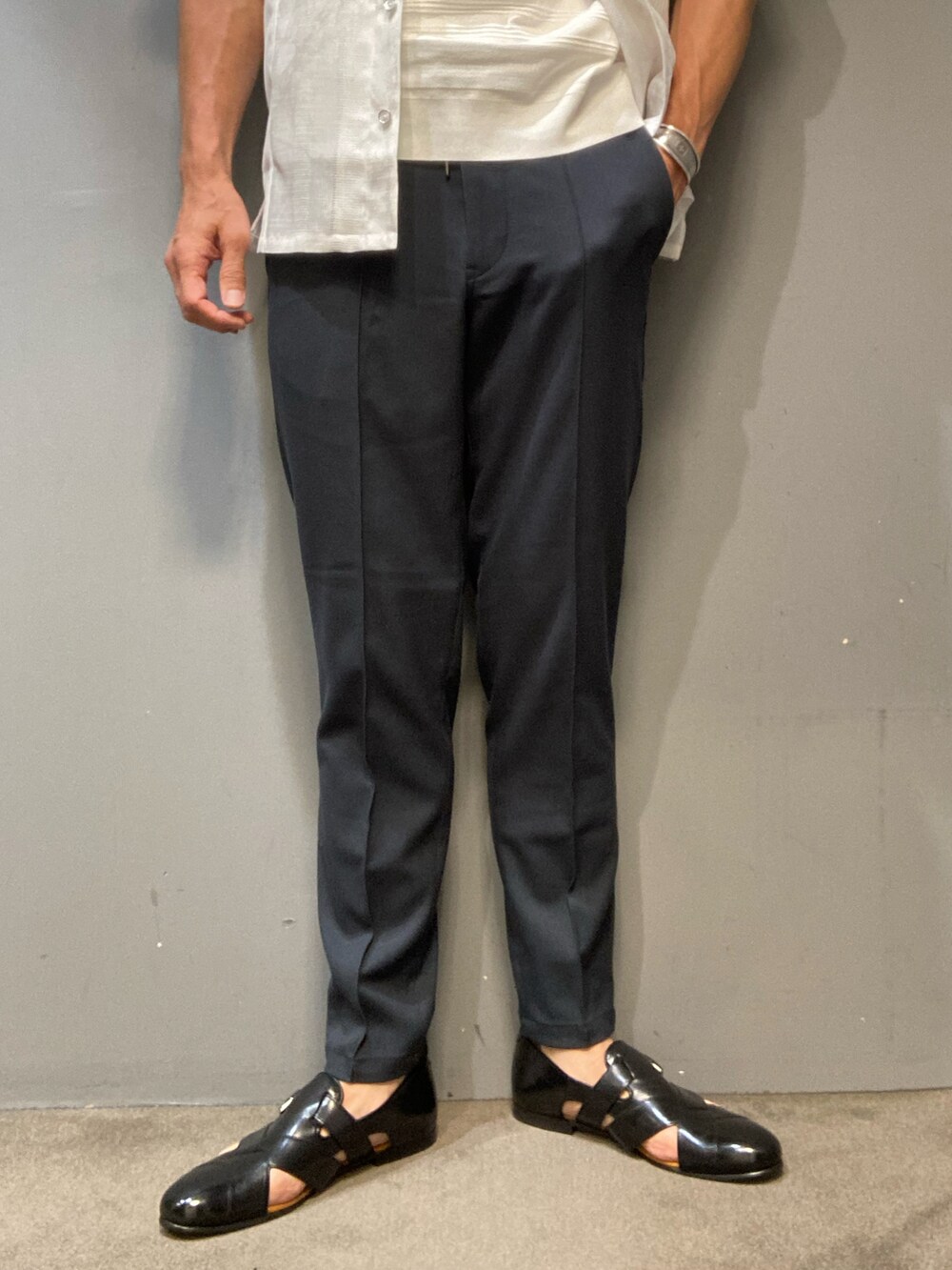 ブラック系のサンダル、ブルー系のその他パンツ、ホワイト系のTシャツ/カットソーを着用したメンズの春コーディネートの3枚目の写真