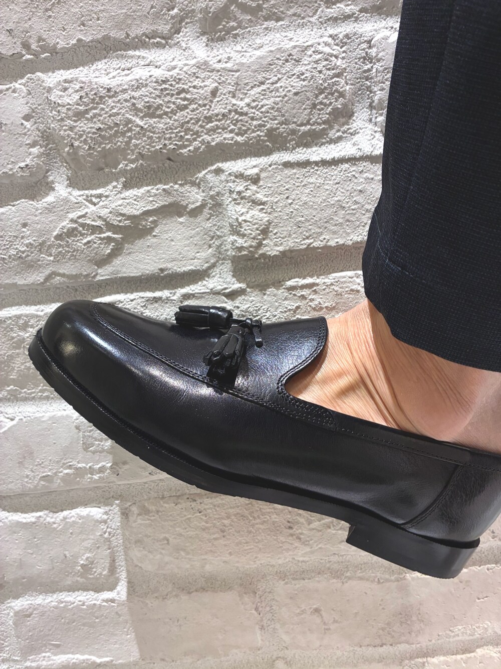 ブラック系のローファーを着用したメンズの秋コーディネートの5枚目の写真