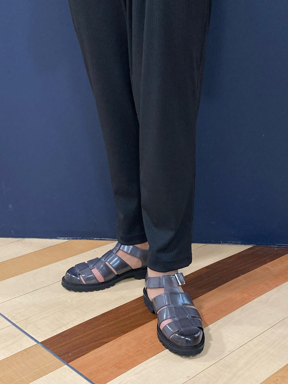 グレー系のサンダル、ブラック系のカーディガン/ボレロ、ブラック系のその他パンツを着用したメンズの春コーディネートの2枚目の写真