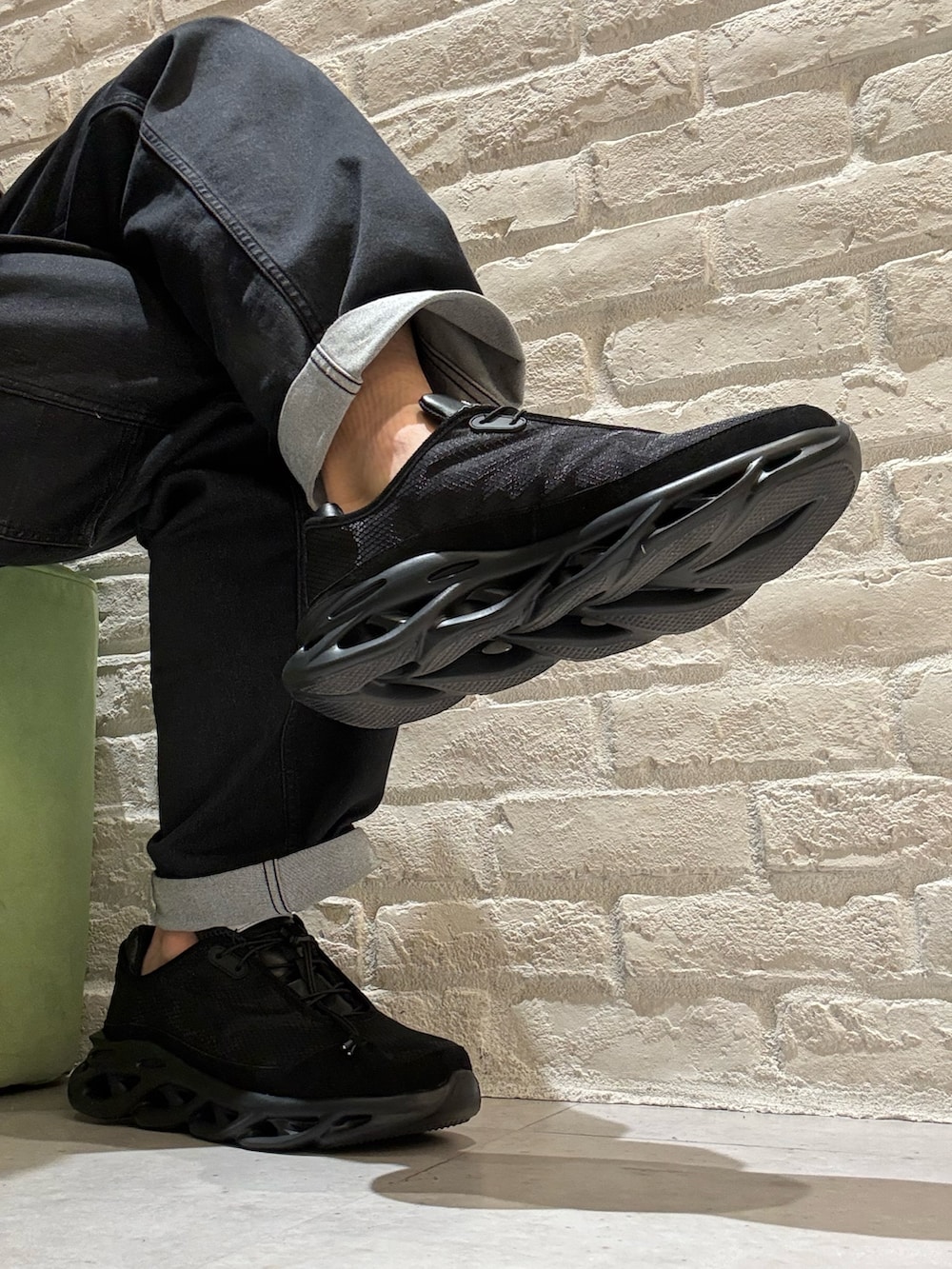 ブラック系のスニーカーを着用したメンズの春コーディネートの3枚目の写真