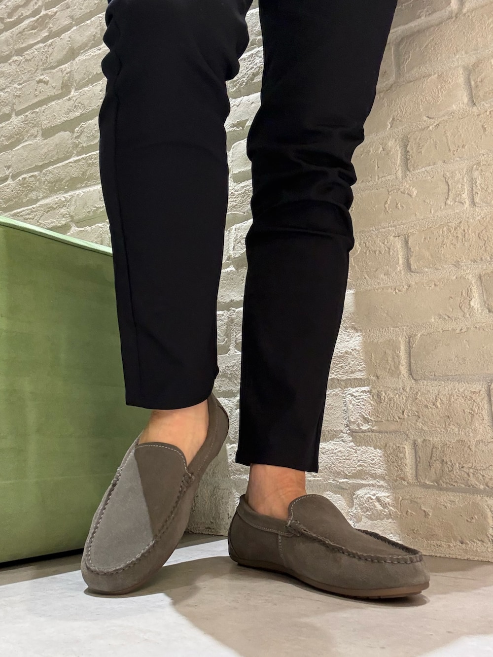 グレー系のスリッポンを着用したメンズの春コーディネートの3枚目の写真