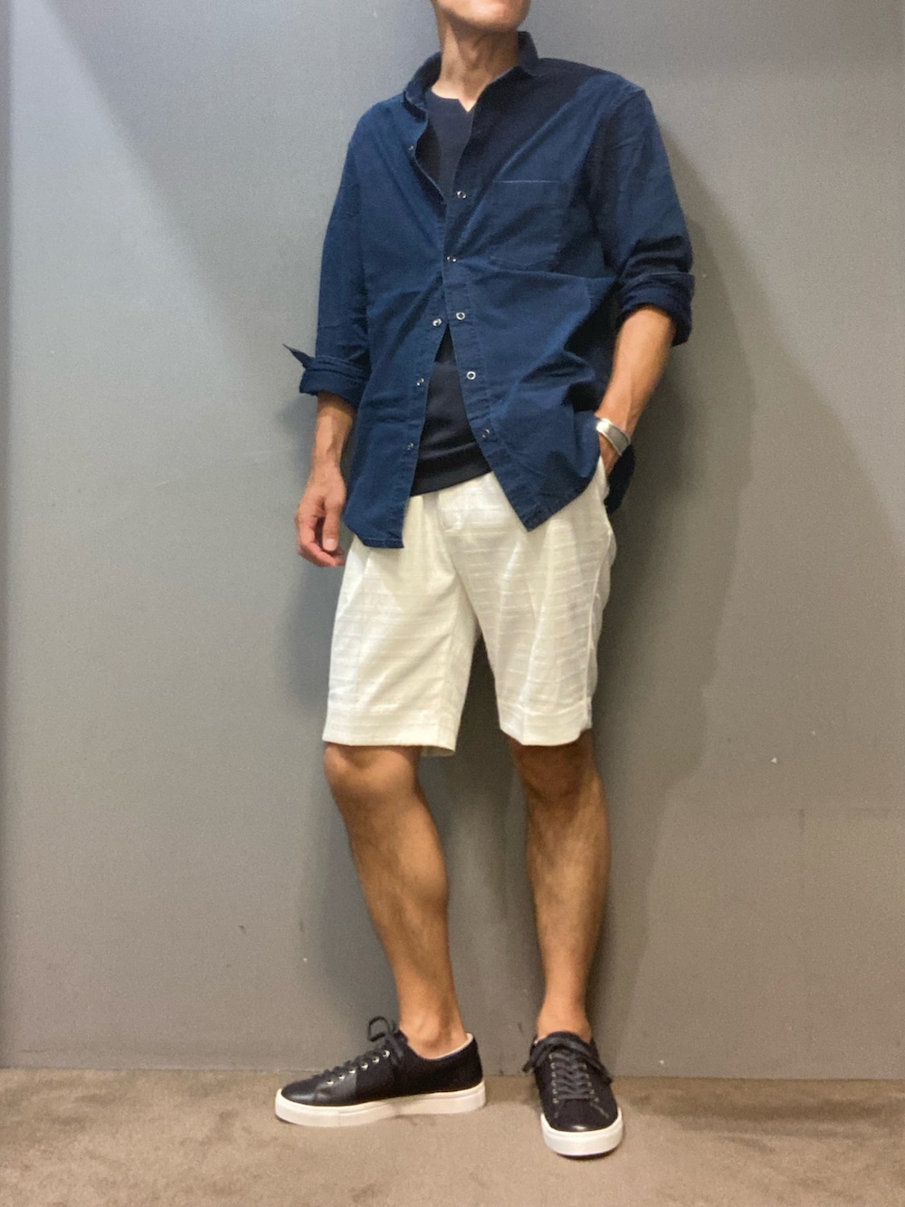 「ホワイトショーツ、ショーツ、ショーツスタイル、ショートパンツ、デニムシャツ、ダンガリーシャツ、レザースニーカー、アルフレッド･バニスター(alfredoBANNISTER)、きれいめカジュアル、オトナカジュアル、休日コーデ」｜「5351 POUR LES HOMMESのカッタウェイ ダンガリーシャツ（シャツ/ブラウス、ブルー系）」を使った、nobgさん（メンズ・171cm）の夏コーディネートの2枚目の写真