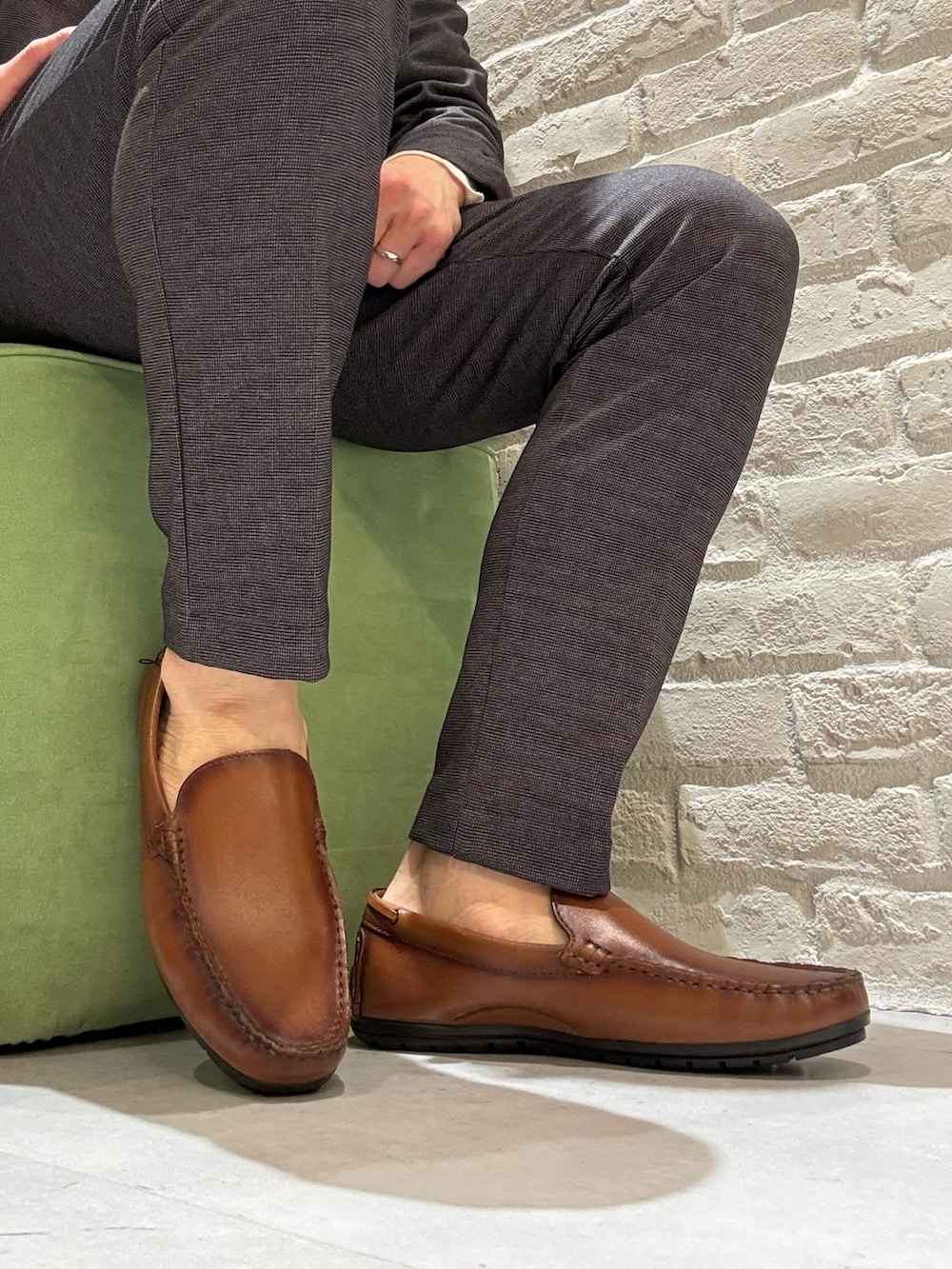 イエロー系のスリッポンを着用したメンズの冬コーディネートの3枚目の写真