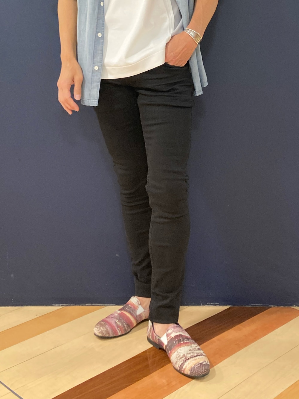 ブルー系のシャツ/ブラウス、ホワイト系のTシャツ/カットソー、ブラック系のデニムパンツを着用したメンズの春コーディネートの2枚目の写真