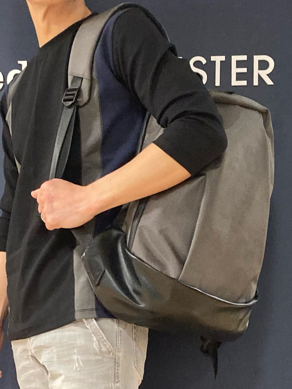 ブラック系のTシャツ/カットソー、グレー系のデニムパンツ、グレー系のバックパック/リュックを着用したメンズの春コーディネートの3枚目の写真