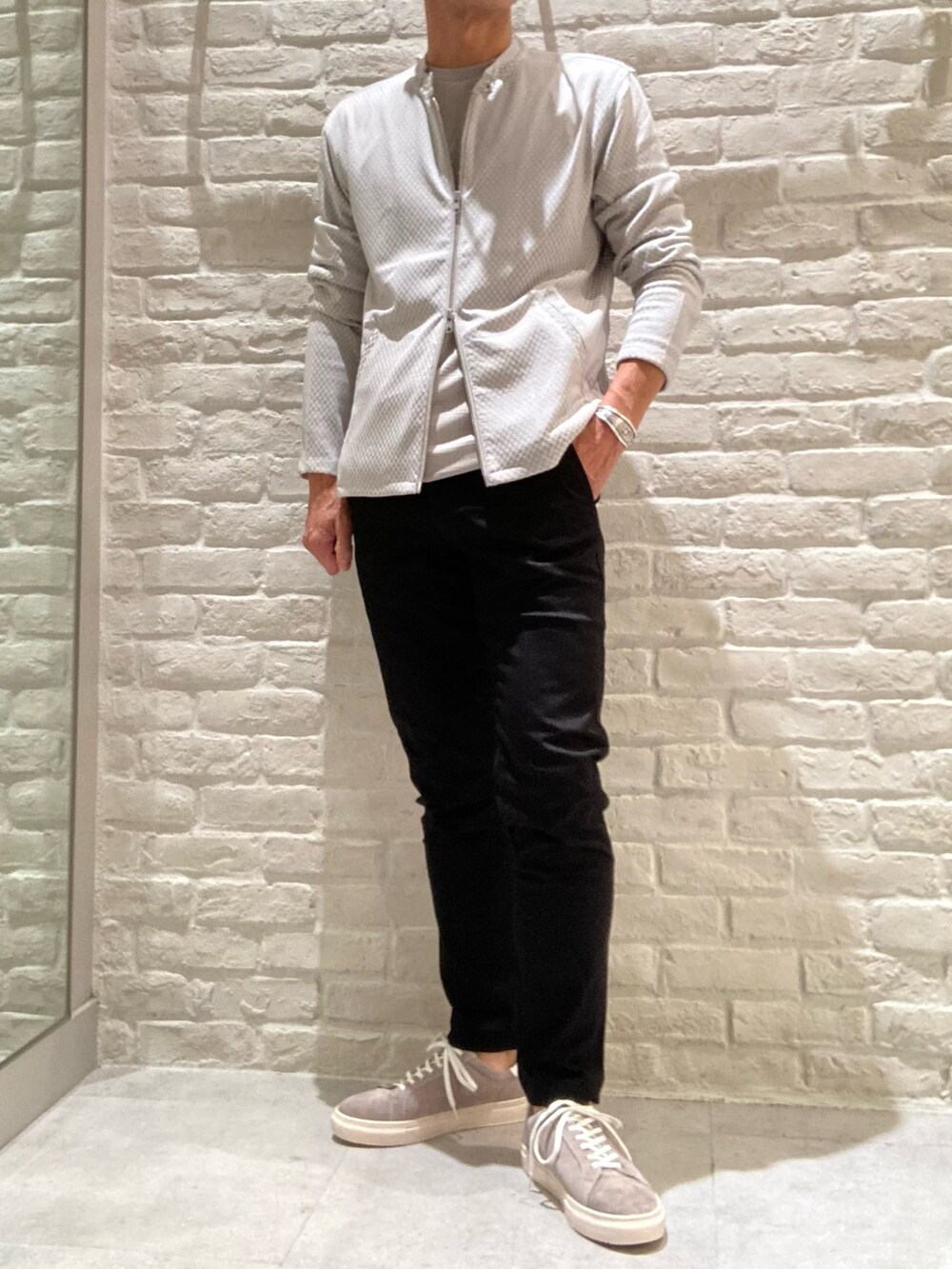 グレー系のスニーカーを着用したメンズの秋コーディネートの2枚目の写真