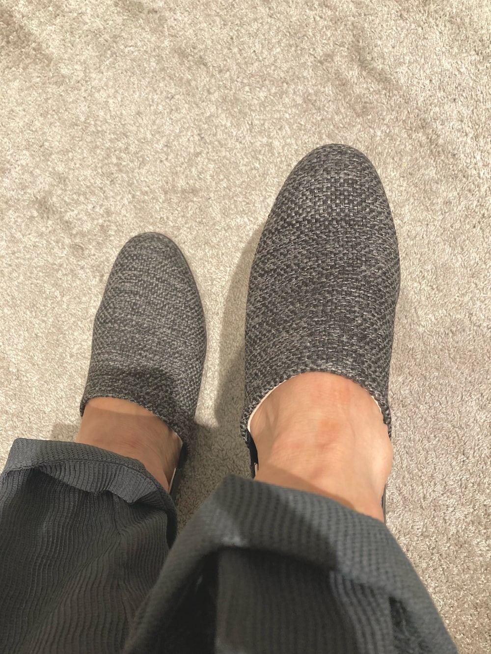 ブラック系のスリッポン、ブラック系のシャツ/ブラウス、グレー系のスラックスを着用したメンズの秋コーディネートの4枚目の写真