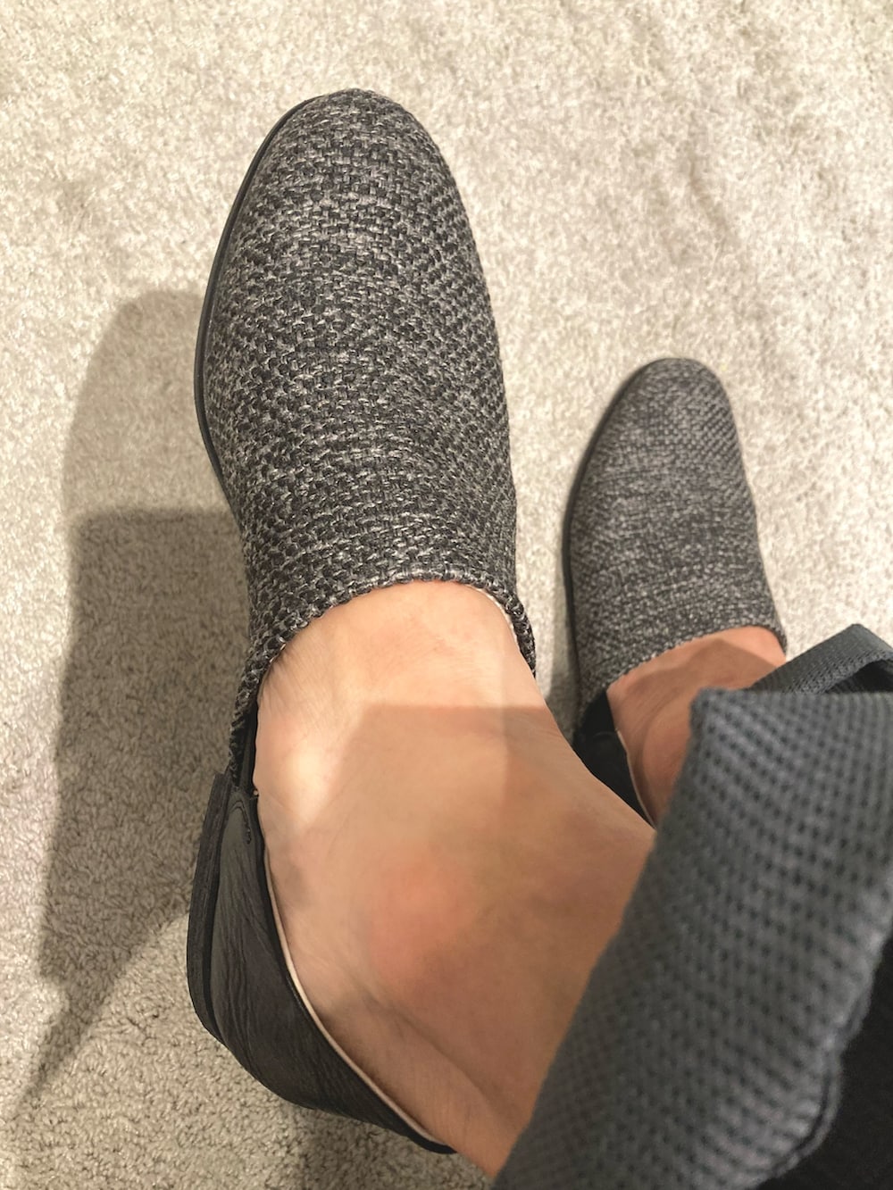 ブラック系のスリッポン、ブラック系のシャツ/ブラウス、グレー系のスラックスを着用したメンズの秋コーディネートの5枚目の写真