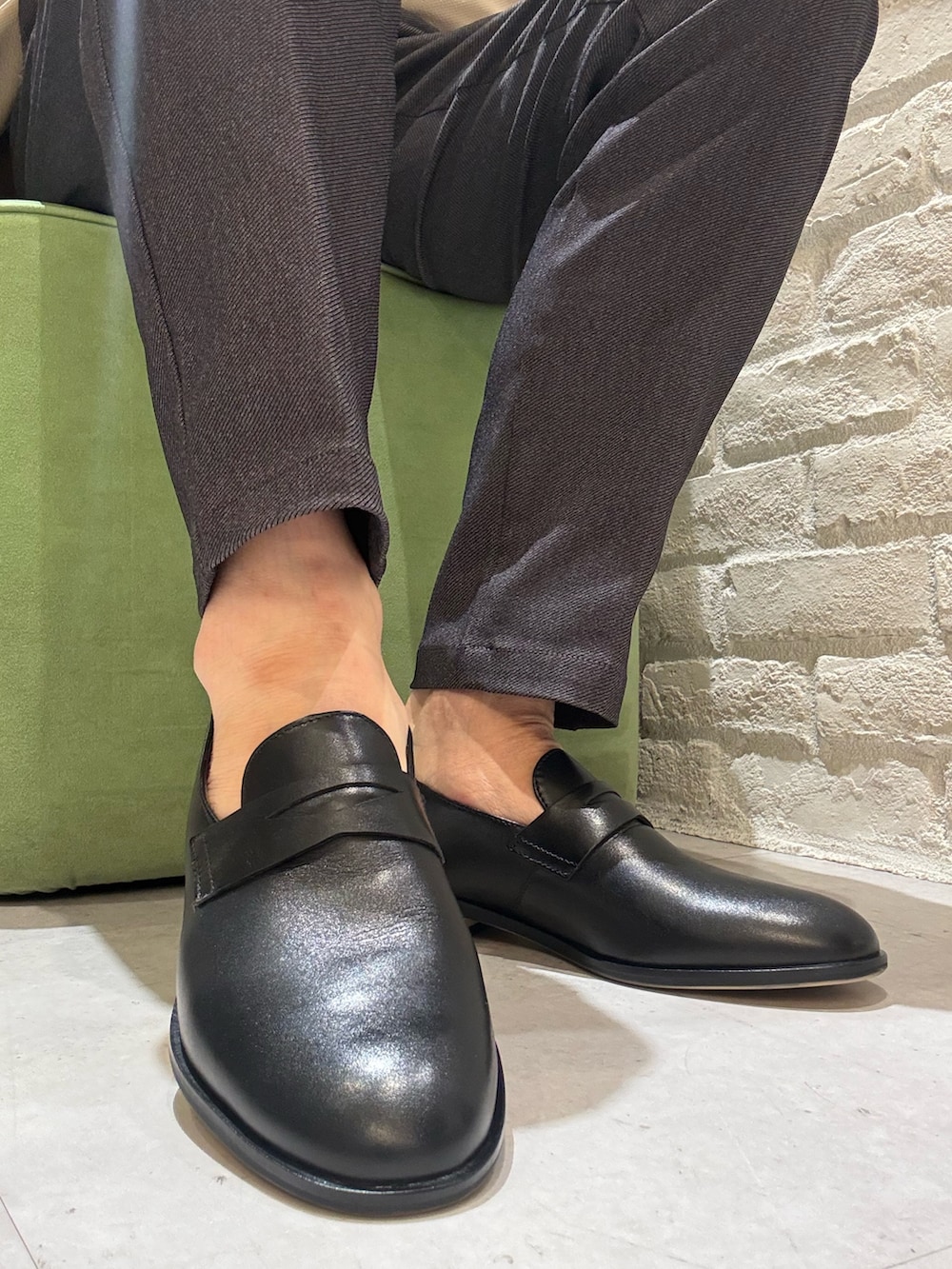 ブラック系のスリッポンを着用したメンズの春コーディネートの3枚目の写真