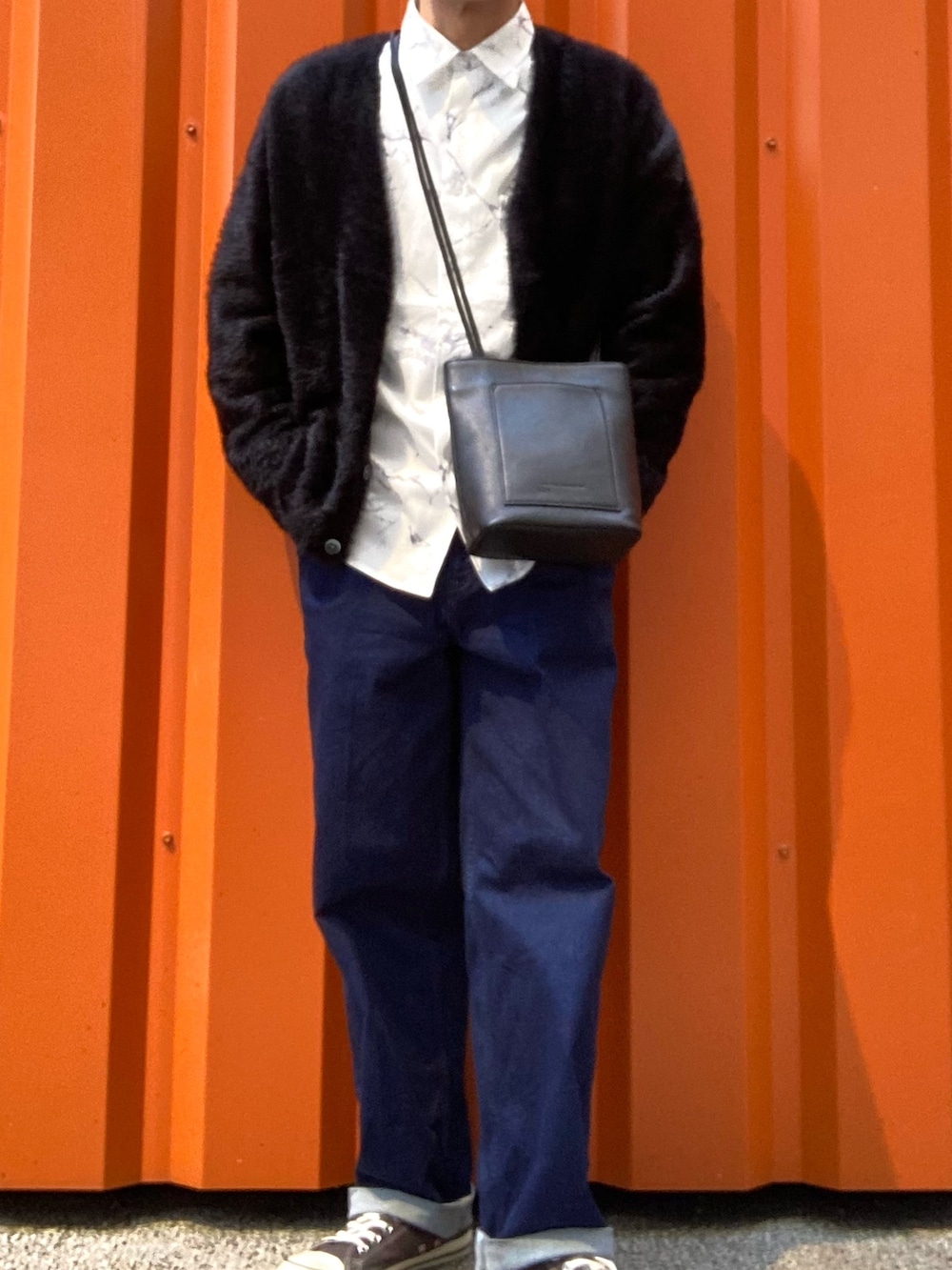 ブラック系のボディバッグ/ウエストポーチを着用したメンズの冬コーディネートの2枚目の写真