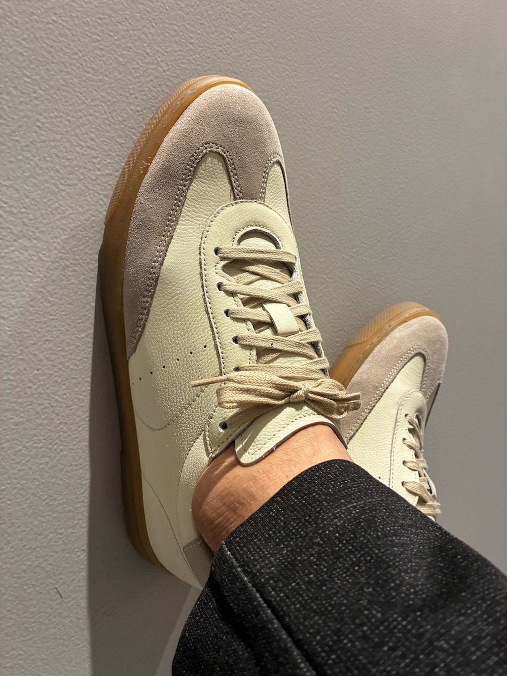 ベージュ系のスニーカーを着用したメンズの秋コーディネートの4枚目の写真