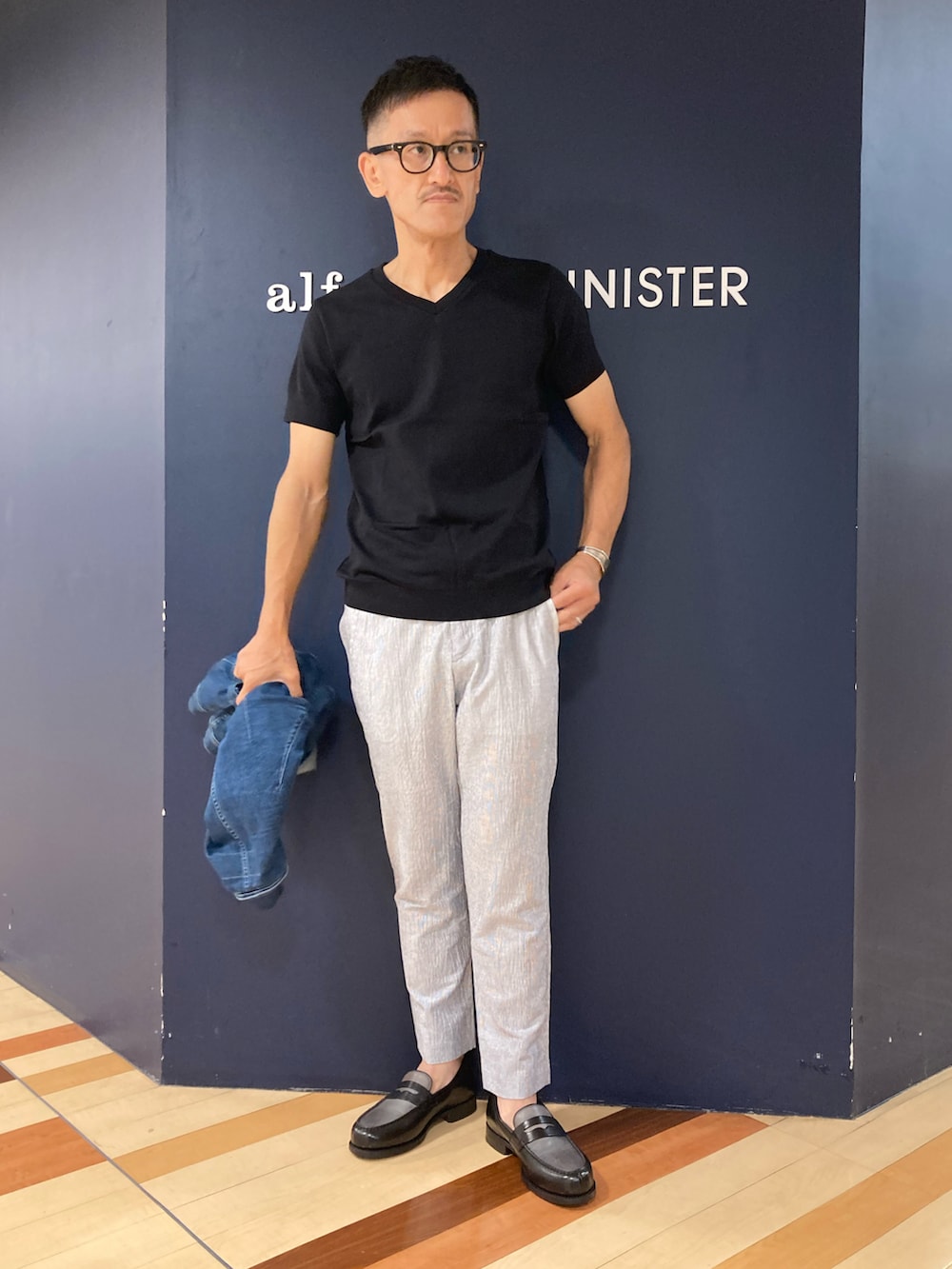 「ローファー、コインローファー、革靴、アルフレッド・バニスター(alfredoBANNISTER)、きれいめカジュアル、休日スタイル、オトナカジュアル」|「alfredoBANNISTERのグットイヤーウェルト製法 クラシック コインローファー(ローファー、グレー系)」を使った、nobgさん(メンズ・171cm)の夏コーディネートの3枚目の写真
