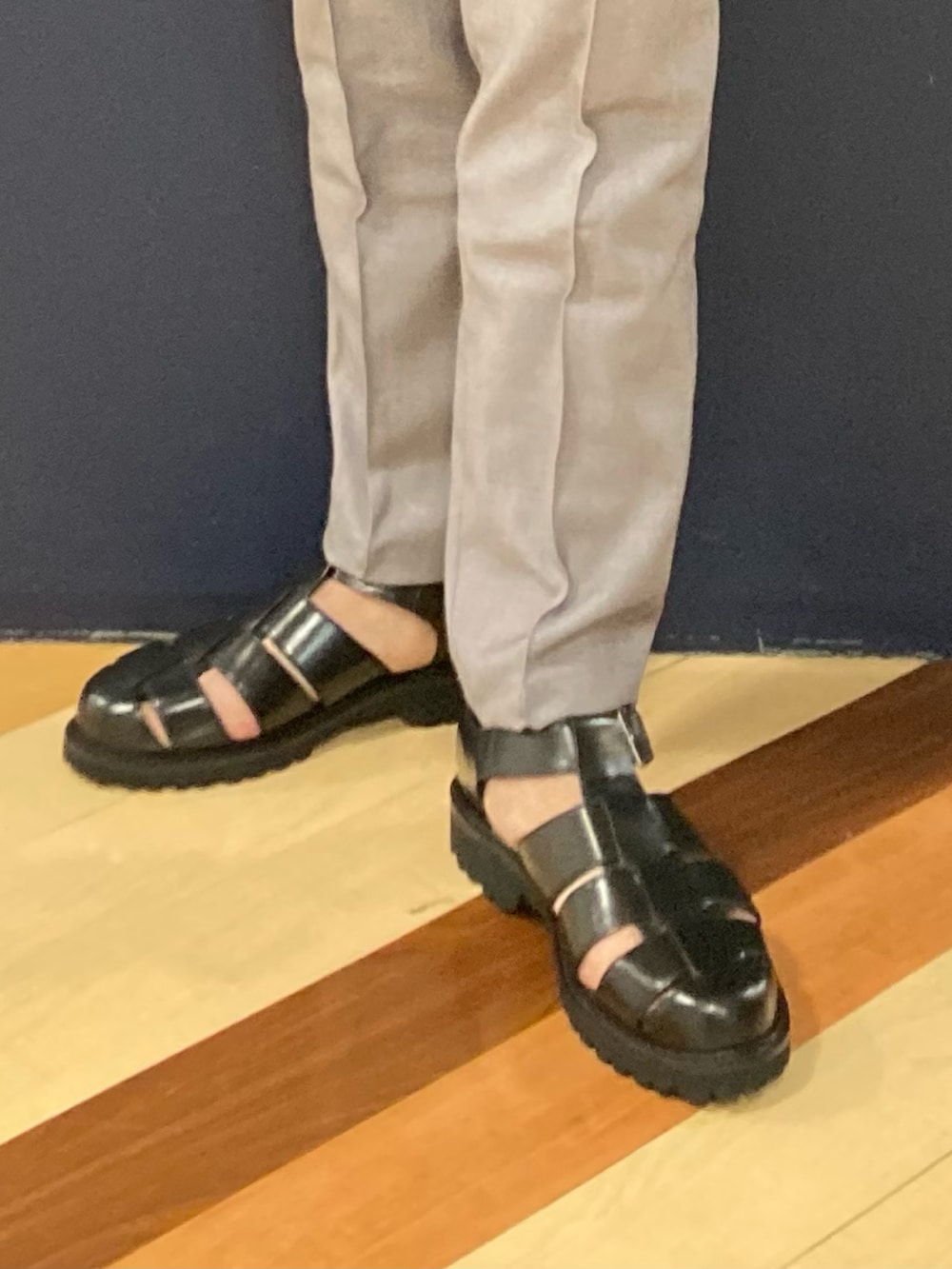 「春服コーデ、春コーデ、Gジャン、デニムジャケット、グルカサンダル、オトナカジュアル、レザーサンダル、アルフレッド･バニスター(alfredoBANNISTER)」｜「5351 POUR LES HOMMESのストレッチ デニムジャケット Gジャン（デニムジャケット、ブルー系）」を使った、nobgさん（メンズ・171cm）の春コーディネートの3枚目の写真