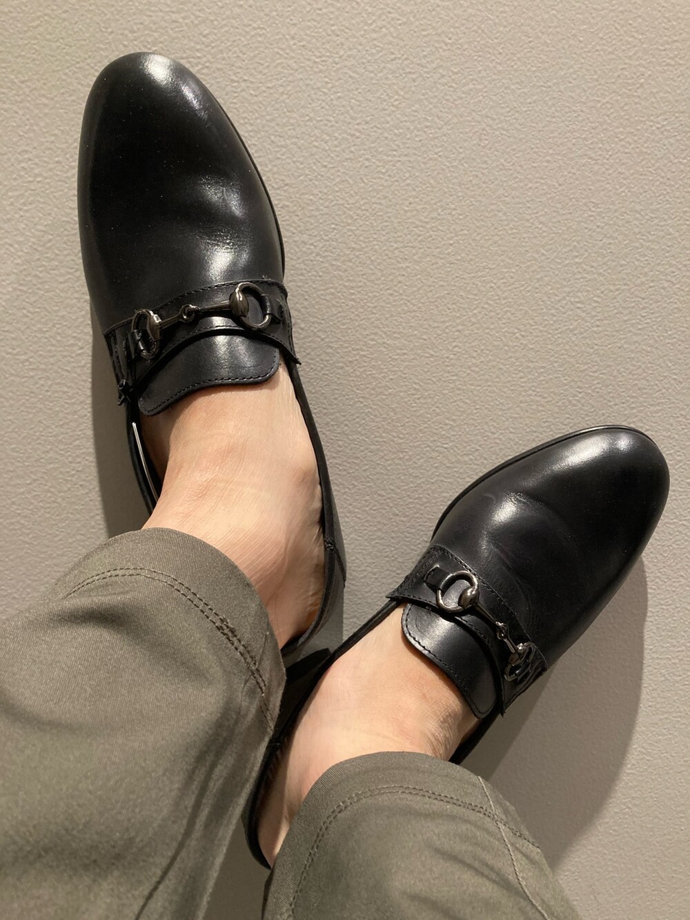 ブラック系のローファー、ブラック系のローファーを着用したメンズの冬コーディネートの4枚目の写真