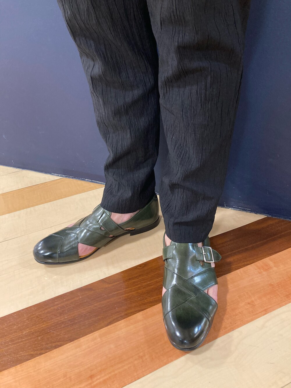 「グルカサンダル、レザーサンダル、フラワープリント、シャツスタイル、シャツ、春コーデ、春服コーデ、メガネ男子」｜「alfredoBANNISTERのエレガントグルカサンダル（サンダル、グリーン系）」を使った、nobgさん（メンズ・171cm）の春コーディネートの3枚目の写真