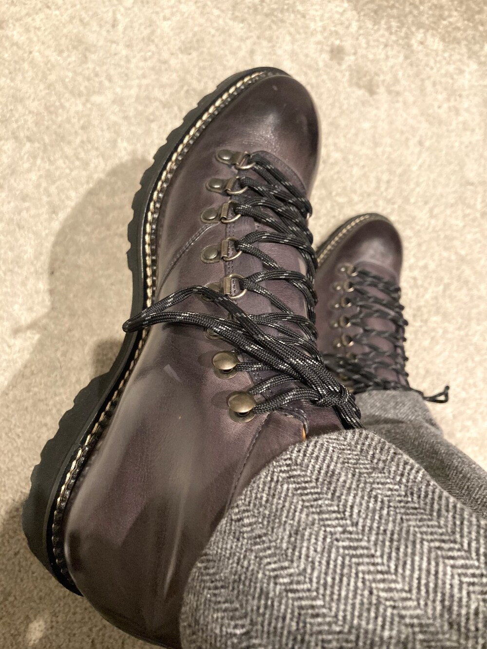 グレー系のブーツを着用したメンズの秋コーディネートの5枚目の写真