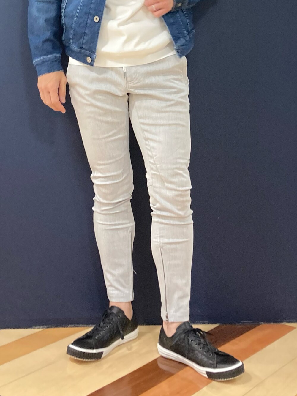 「ジージャン、デニムジャケット、ジョグパンツ、スキニーパンツ、ホワイトニット、ジージャンコーデ」｜「5351 POUR LES HOMMESのシルケットコットン クルーネック半袖ニットソー（Tシャツ/カットソー、ホワイト系）」を使った、nobgさん（メンズ・171cm）の春コーディネートの2枚目の写真