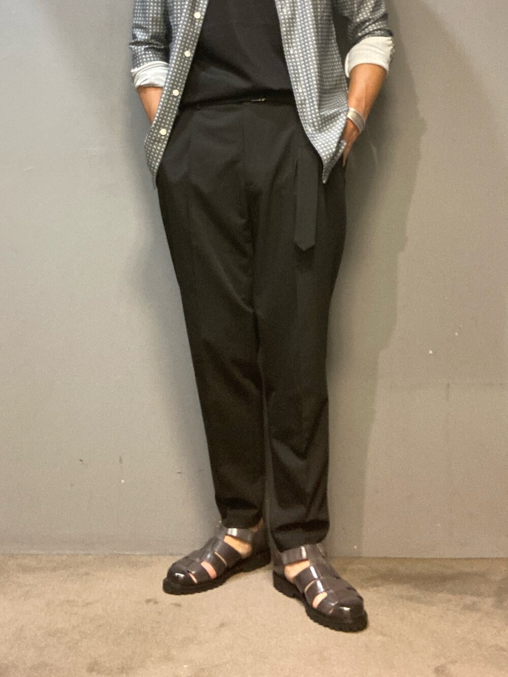 グレー系のサンダル、ブラック系のトートバッグを着用したメンズの夏コーディネートの2枚目の写真