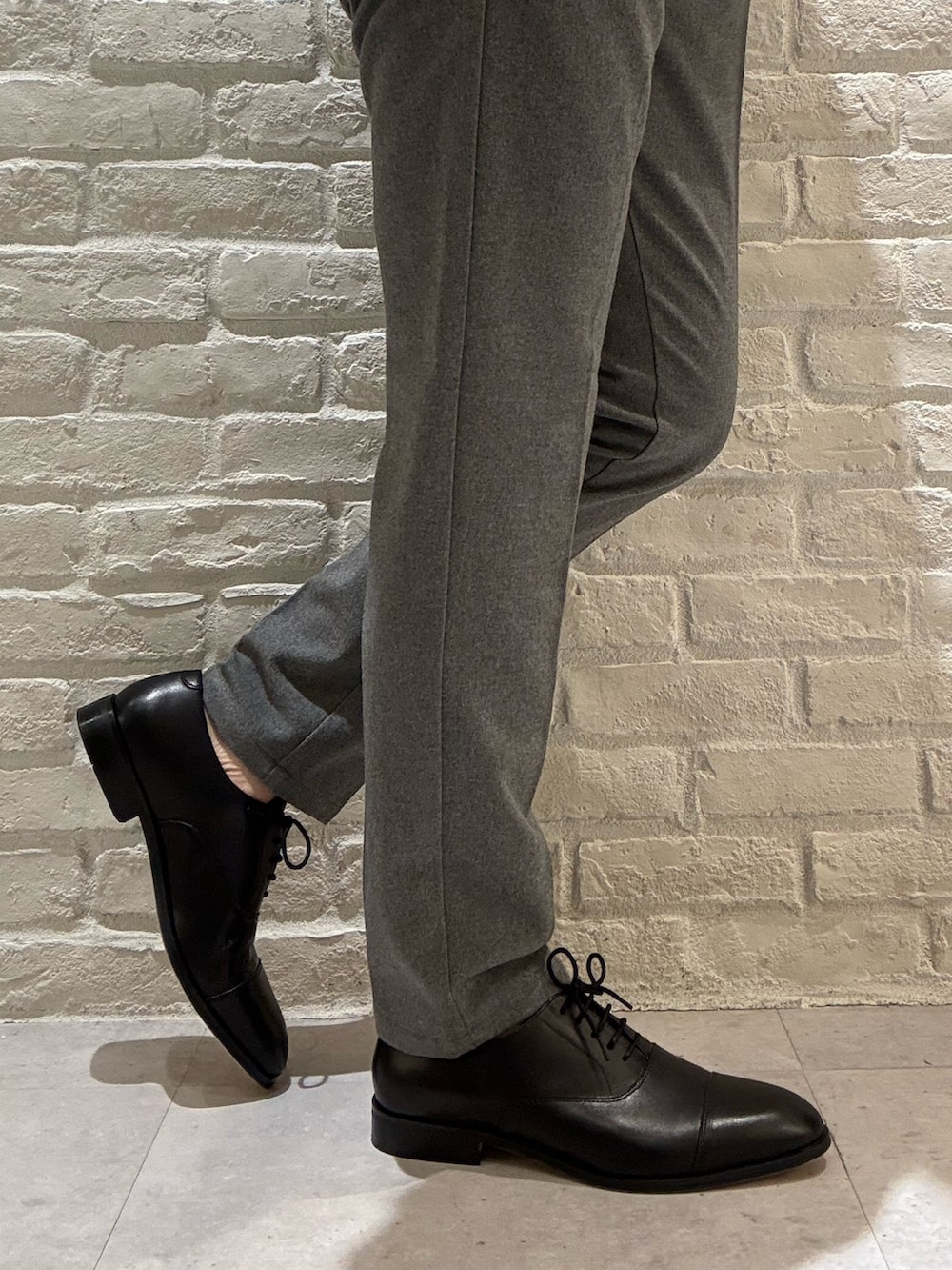 ブラック系のドレスシューズを着用したメンズの秋コーディネートの3枚目の写真