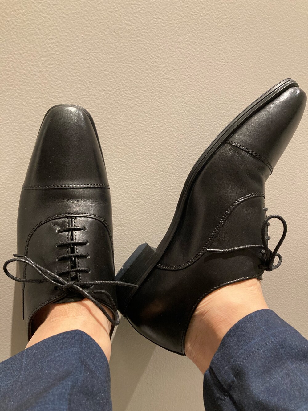 ブラック系のドレスシューズを着用したメンズの春コーディネートの5枚目の写真