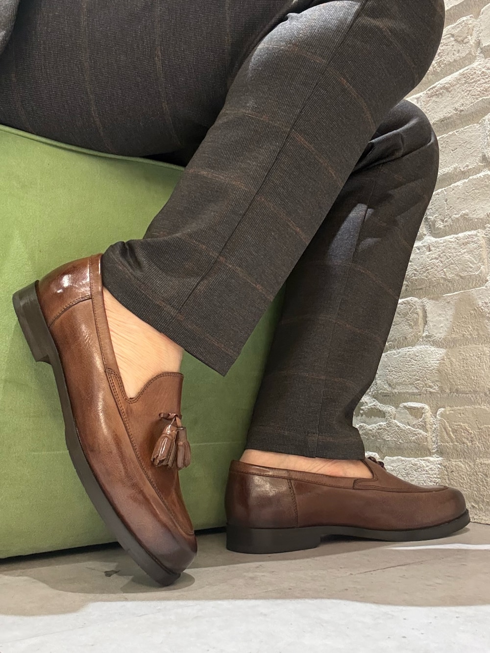 ブラウン系のローファーを着用したメンズの冬コーディネートの4枚目の写真