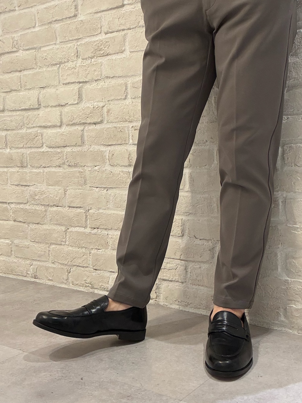 ブラック系のトートバッグ、ブラック系のローファーを着用したメンズの冬コーディネートの4枚目の写真