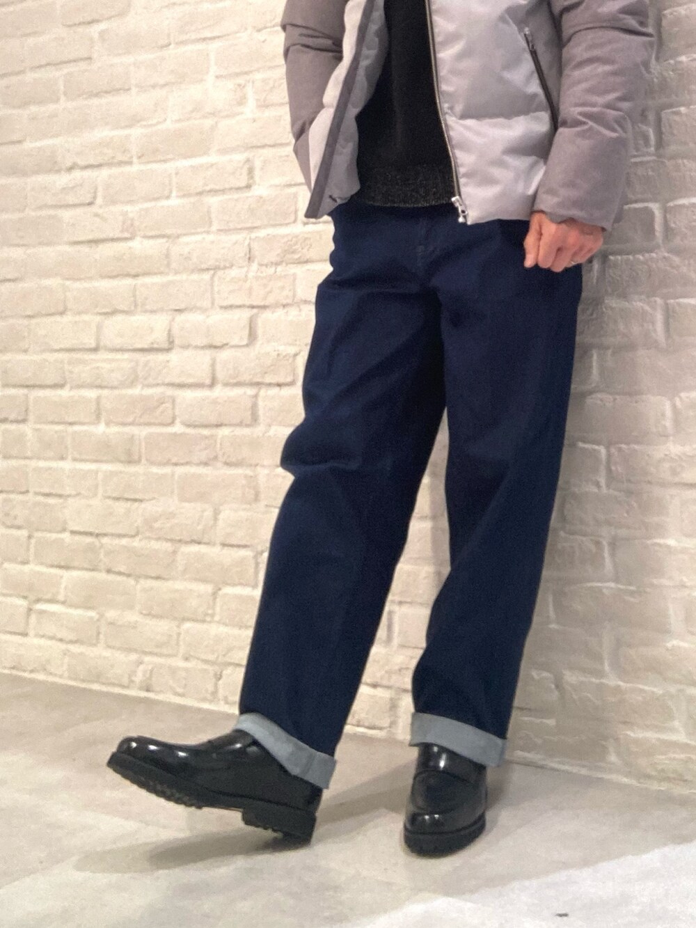 ブラック系のブーツ、ブラウン系のブーツを着用したメンズの冬コーディネートの2枚目の写真