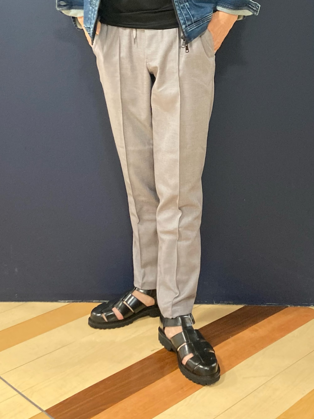 「春服コーデ、春コーデ、Gジャン、デニムジャケット、グルカサンダル、オトナカジュアル、レザーサンダル、アルフレッド･バニスター(alfredoBANNISTER)」｜「5351 POUR LES HOMMESのストレッチ デニムジャケット Gジャン（デニムジャケット、ブルー系）」を使った、nobgさん（メンズ・171cm）の春コーディネートの2枚目の写真