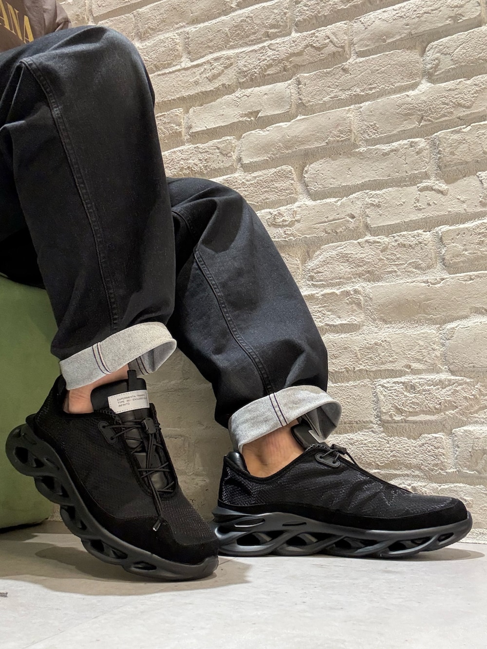 ブラック系のスニーカーを着用したメンズの春コーディネートの2枚目の写真