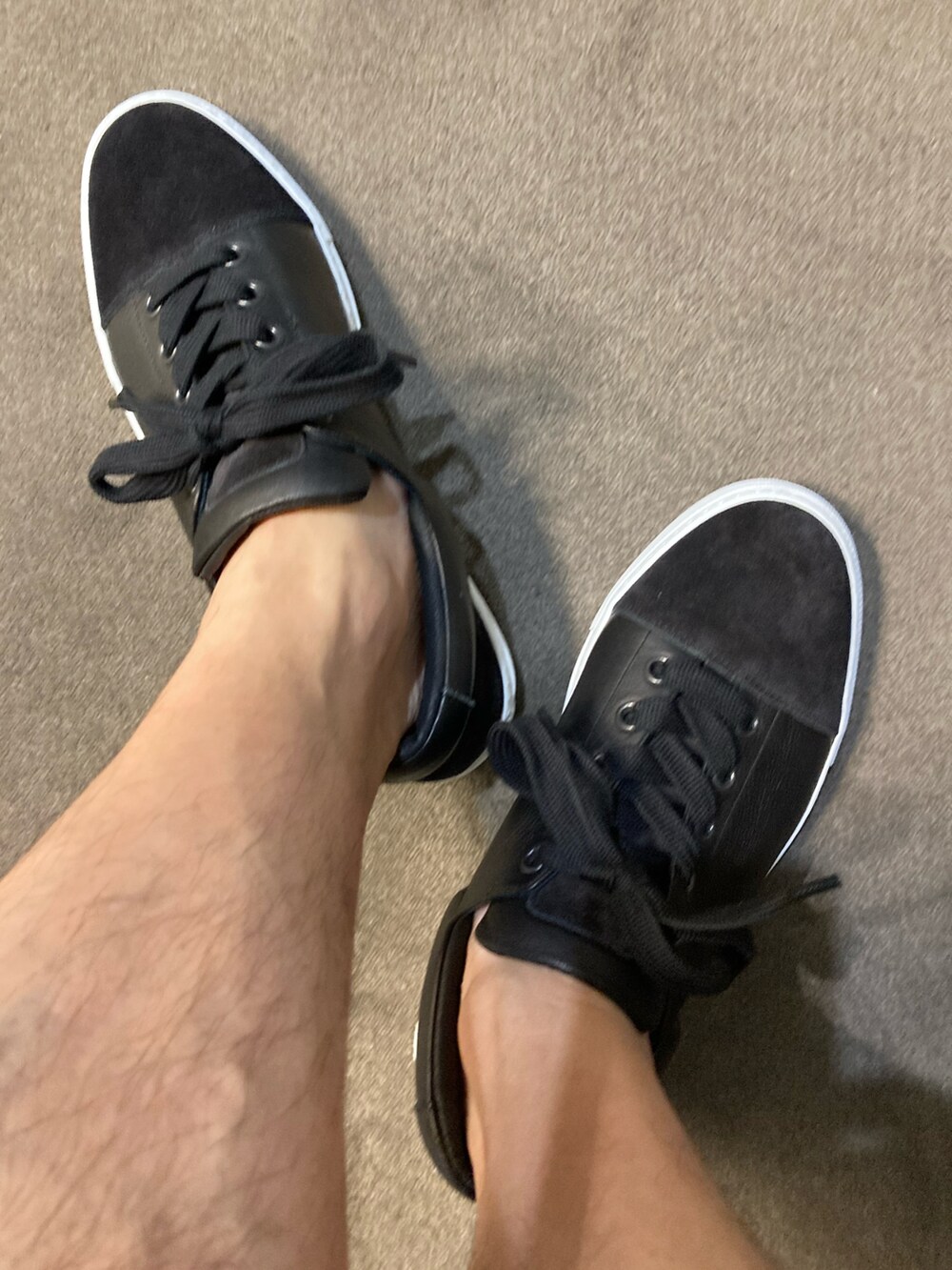 ブラック系のバックパック/リュック、ブラック系のスニーカー、ブラック系のその他パンツを着用したメンズの夏コーディネートの4枚目の写真