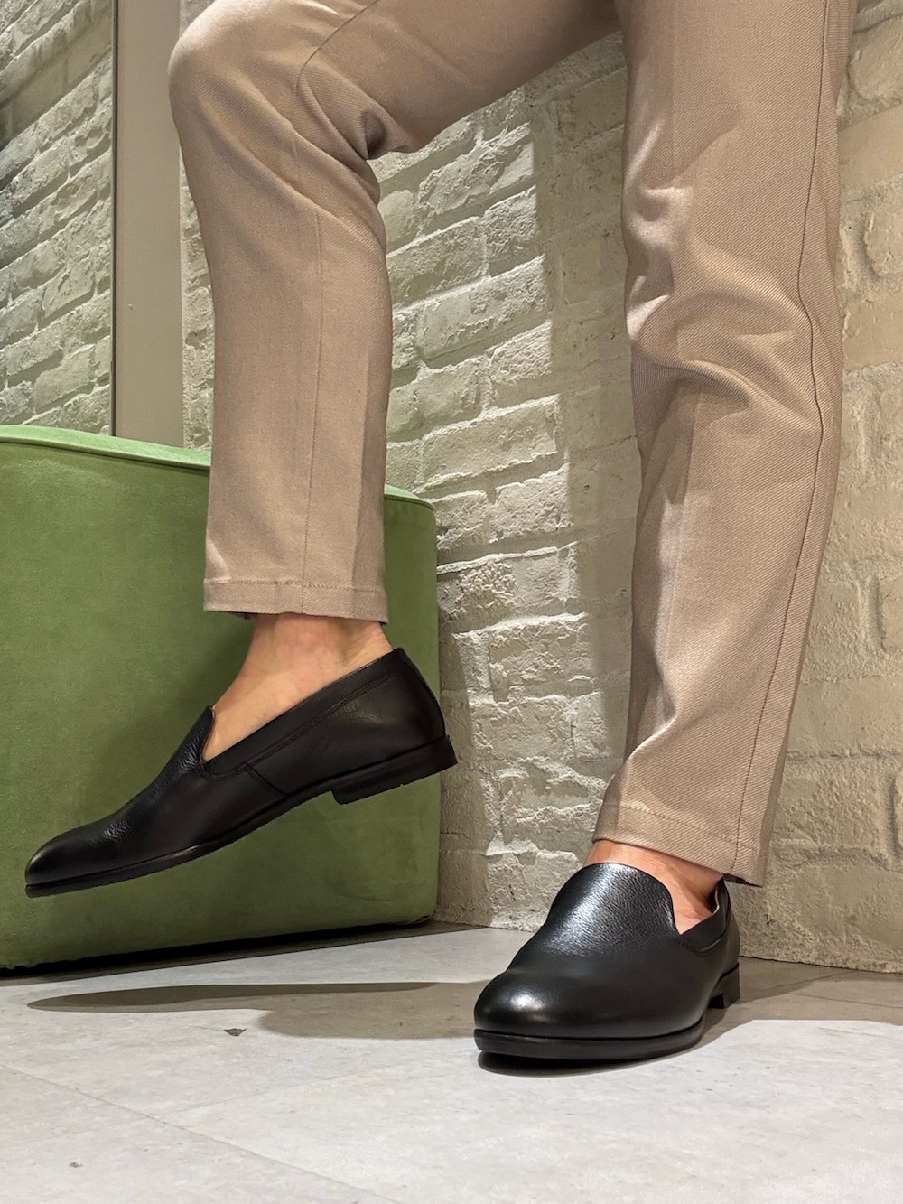 ブラック系のスリッポンを着用したメンズの春コーディネートの4枚目の写真