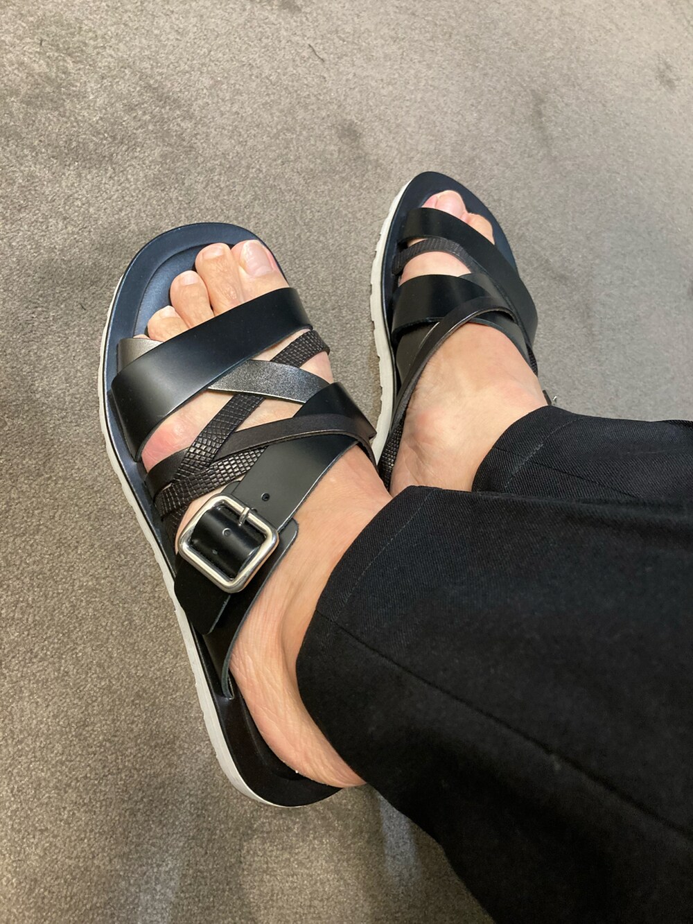 ブラック系のサンダル、ブラック系のその他パンツ、ブラック系のTシャツ/カットソーを着用したメンズの夏コーディネートの3枚目の写真