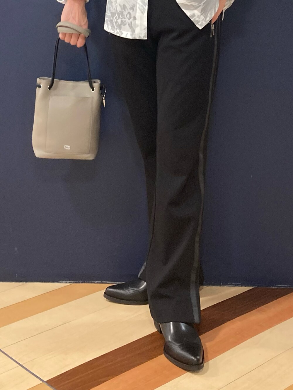 ホワイト系のシャツ/ブラウス、グレー系のトートバッグ、ブラック系のスウェットパンツを着用したメンズの春コーディネートの2枚目の写真