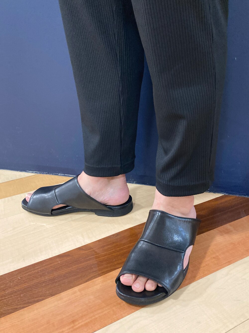 ブラック系のボディバッグ/ウエストポーチ、ブラック系のシャツ/ブラウス、ブラック系のその他パンツを着用したメンズの春コーディネートの4枚目の写真