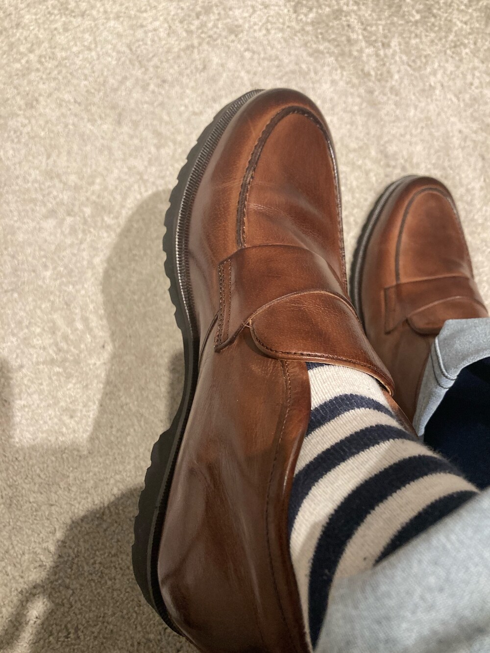 ブラック系のボディバッグ/ウエストポーチ、ブラウン系のブーツ、ブラック系のブーツを着用したメンズの冬コーディネートの5枚目の写真