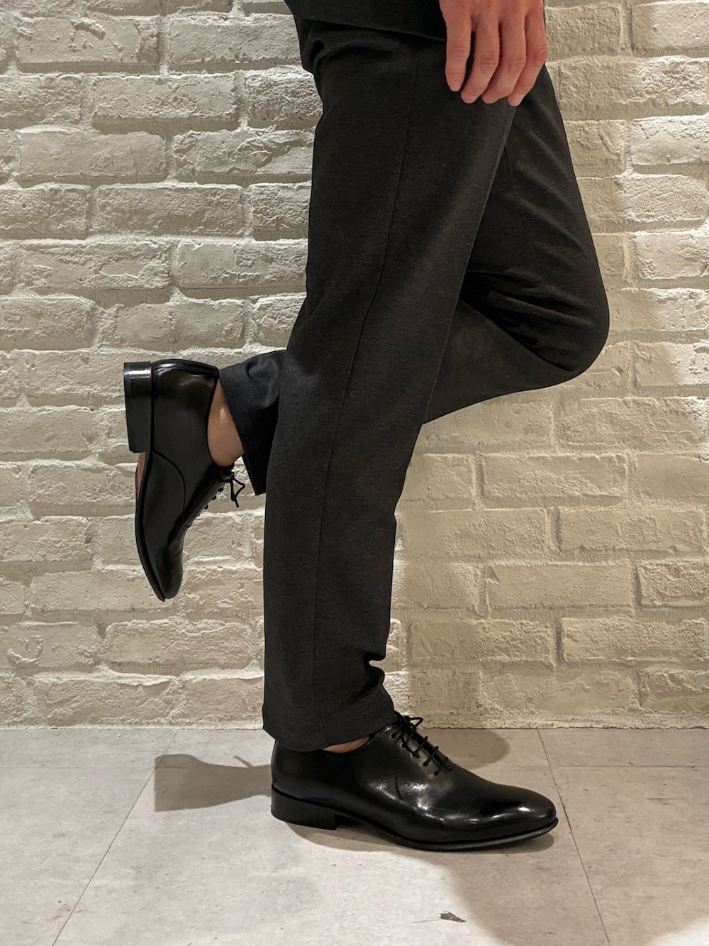 ブラック系のドレスシューズを着用したメンズの冬コーディネートの2枚目の写真