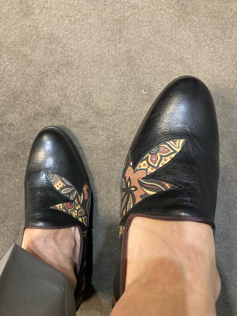 ブラック系のシャツ/ブラウス、ベージュ系のその他パンツ、その他のローファーを着用したメンズの夏コーディネートの3枚目の写真