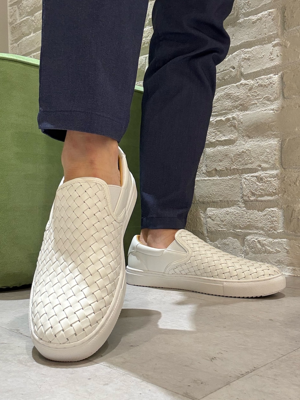 ホワイト系のスリッポンを着用したメンズの春コーディネートの3枚目の写真