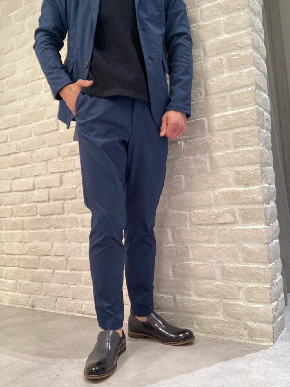 ブルー系のスリッポンを着用したメンズの春コーディネートの4枚目の写真