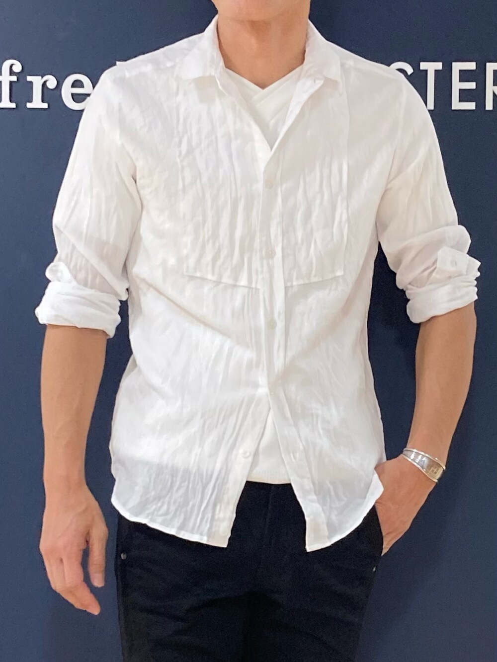 ホワイト系のシャツ/ブラウス、ホワイト系のTシャツ/カットソー、ブラック系のデニムパンツを着用したメンズの夏コーディネートの2枚目の写真